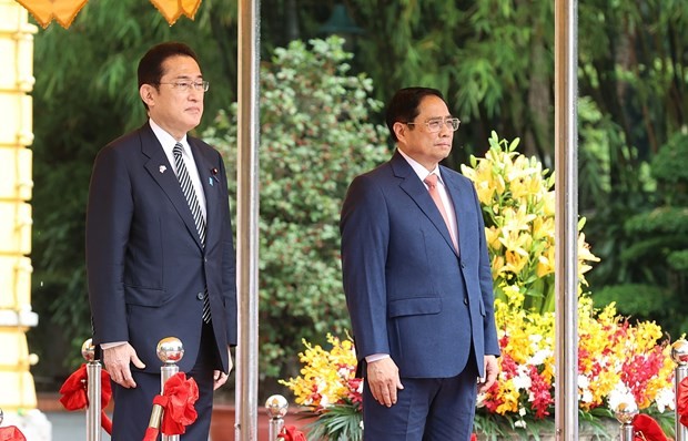 PM Pham Minh Chinh hosts welcoming ceremony for Japanese counterpart ảnh 2