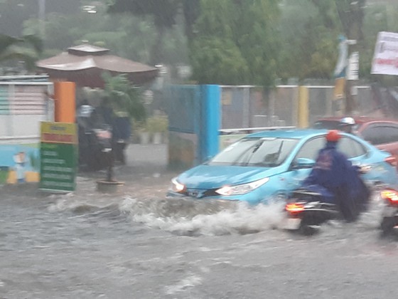 Torrential rains trigger large scale flooding over Southern localities ảnh 2