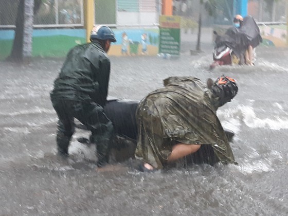 Torrential rains trigger large scale flooding over Southern localities ảnh 3