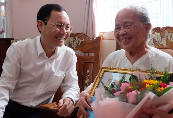 City leaders visit, wish typical old people longevity on Day of Elderly ảnh 3