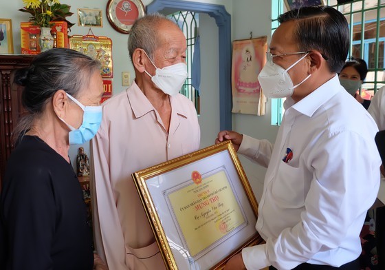 City leaders visit, wish typical old people longevity on Day of Elderly ảnh 1