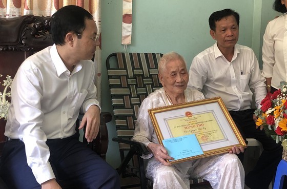 City leaders visit, wish typical old people longevity on Day of Elderly ảnh 2