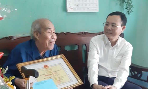 City leaders visit, wish typical old people longevity on Day of Elderly ảnh 4