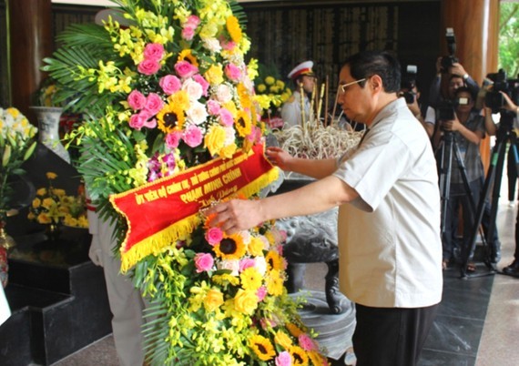 PM offers incense to martyrs at Dong Loc T- Junction historical site  ảnh 1