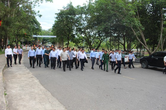 PM offers incense to martyrs at Dong Loc T- Junction historical site  ảnh 7