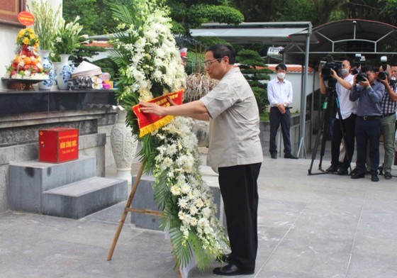 PM offers incense to martyrs at Dong Loc T- Junction historical site  ảnh 3