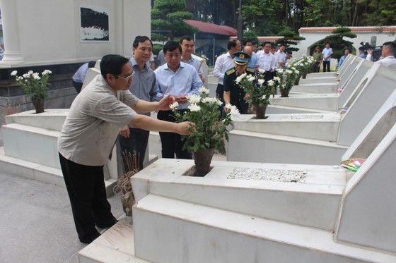 PM offers incense to martyrs at Dong Loc T- Junction historical site  ảnh 4