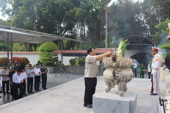 PM offers incense to martyrs at Dong Loc T- Junction historical site  ảnh 5