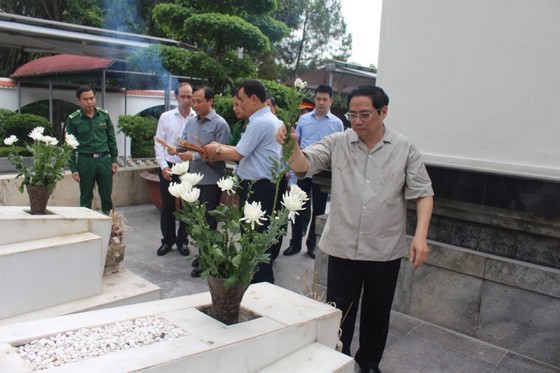 PM offers incense to martyrs at Dong Loc T- Junction historical site  ảnh 8