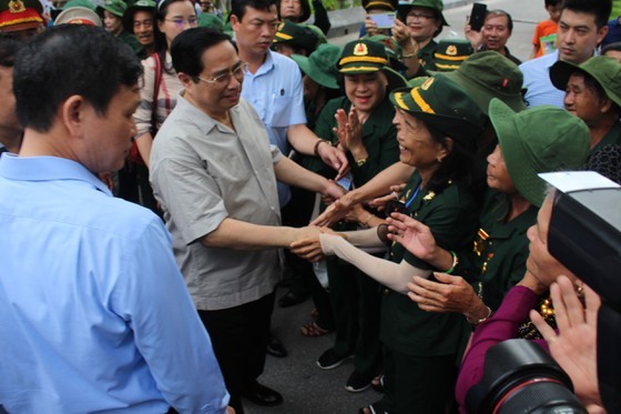 PM offers incense to martyrs at Dong Loc T- Junction historical site  ảnh 6