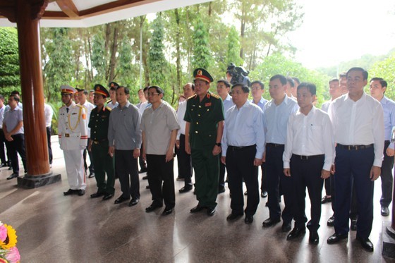 PM offers incense to martyrs at Dong Loc T- Junction historical site  ảnh 9