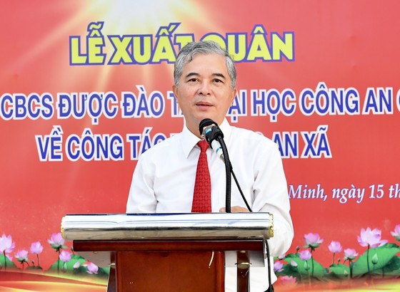 100 formally trained policemen reinforce commune-level police in HCMC ảnh 3
