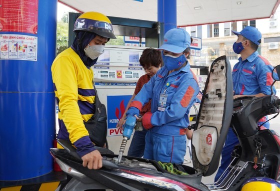 Fuel prices slightly decline after seven times in row of increase adjustment  ảnh 1