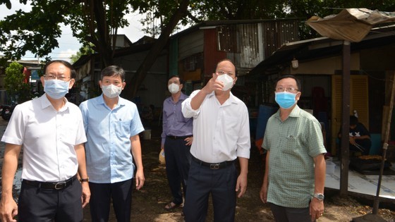 City leader checks works against Covid-19, dengue fever in District 4 ảnh 1