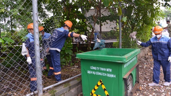 City leader checks works against Covid-19, dengue fever in District 4 ảnh 3