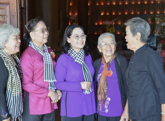 HCMC leaders visit heroic Vietnamese mothers in Cu Chi District ảnh 3