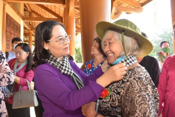 HCMC leaders visit heroic Vietnamese mothers in Cu Chi District ảnh 2