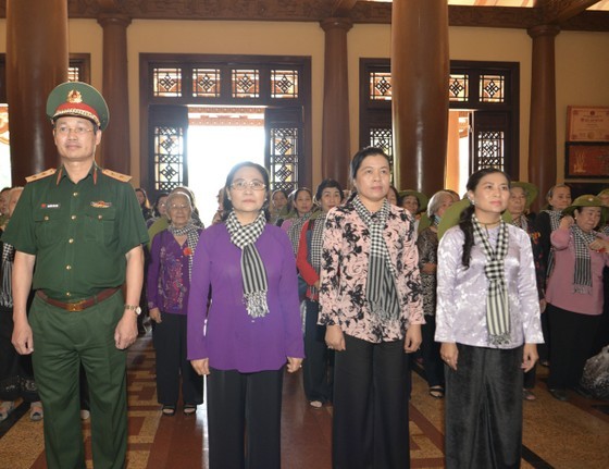 HCMC leaders visit heroic Vietnamese mothers in Cu Chi District ảnh 4