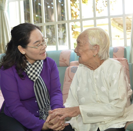 HCMC leaders visit heroic Vietnamese mothers in Cu Chi District ảnh 1