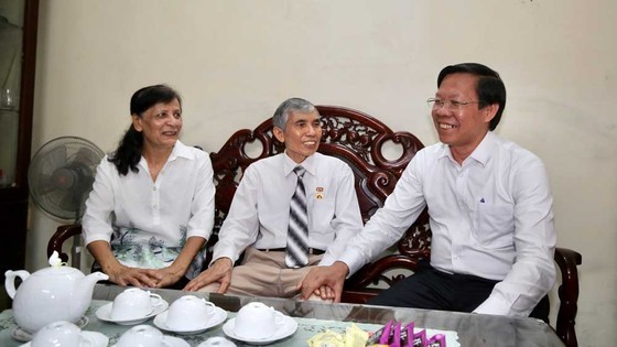 City leaders visit people with meritorious services to revolution ảnh 1