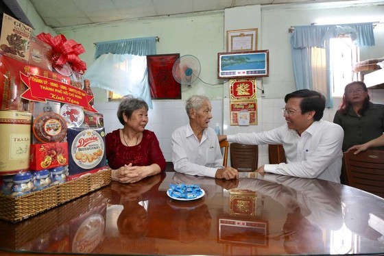 City leaders visit people with meritorious services to revolution ảnh 4