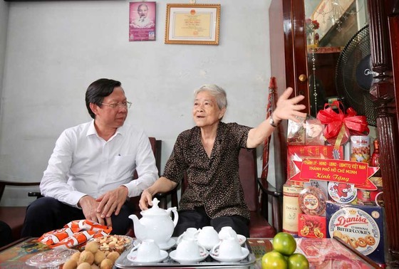 City leaders visit people with meritorious services to revolution ảnh 2