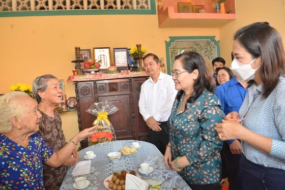 City leaders visit people with meritorious services to revolution ảnh 5
