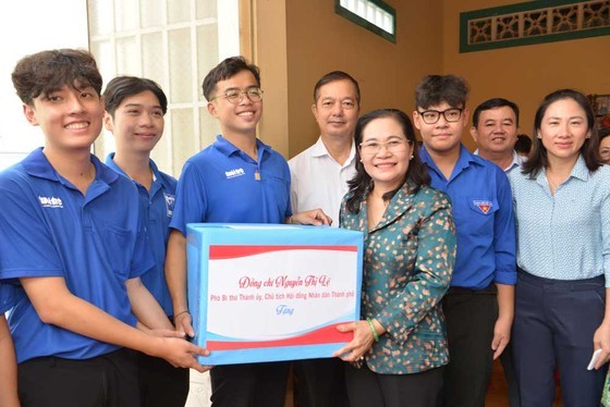 City leaders visit people with meritorious services to revolution ảnh 6