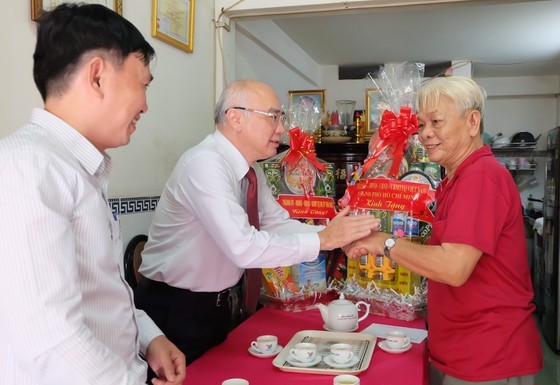 City leaders visit people with meritorious services to revolution ảnh 10