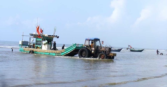 Bustling rhythms at fishing villages in Central region ảnh 7