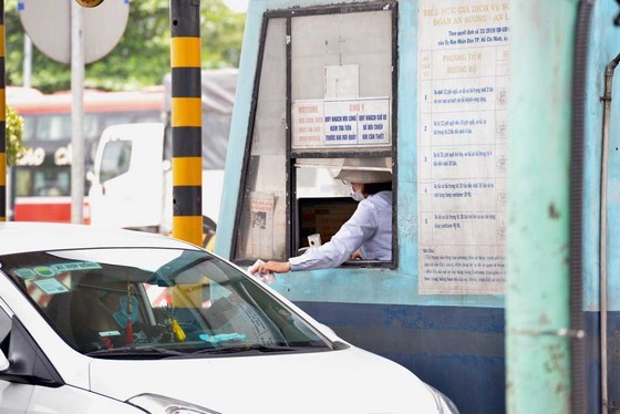 Serious congestion at An Suong – An Lac station on 1st day of e-toll collection ảnh 3