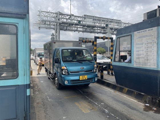 Serious congestion at An Suong – An Lac station on 1st day of e-toll collection ảnh 2