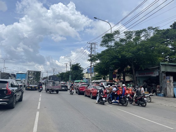 Serious congestion at An Suong – An Lac station on 1st day of e-toll collection ảnh 5