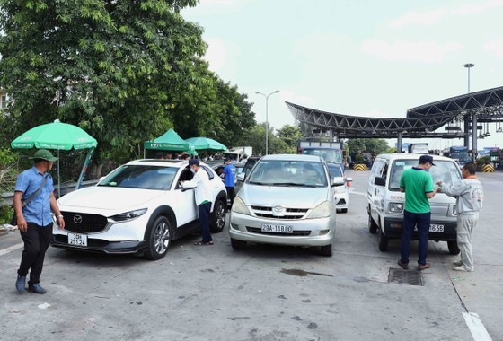 Congestion occurs on first day of e-toll collection on expressways ảnh 1
