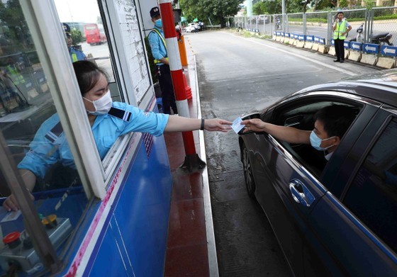 Congestion occurs on first day of e-toll collection on expressways ảnh 3