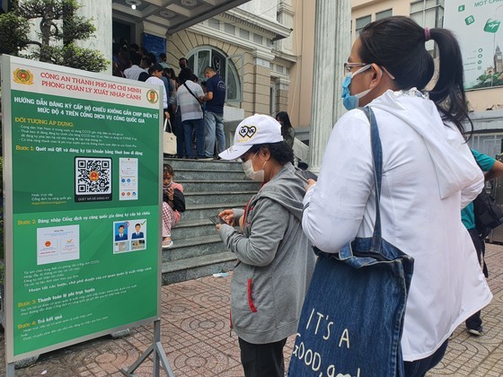 HCMC receives numerous applications of new-style passport issuance, renewal ảnh 1