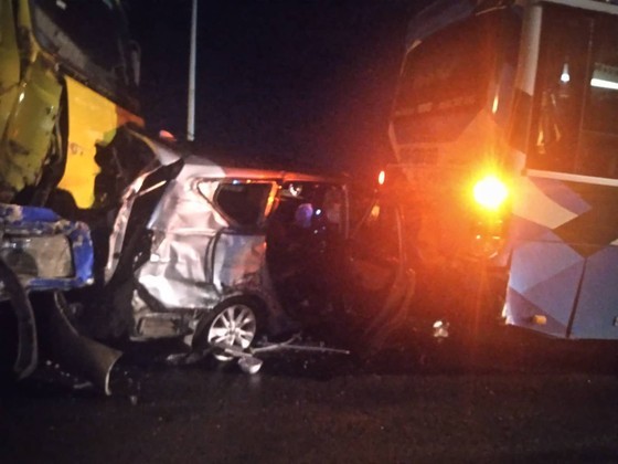 Rear-end collision between 9 vehicles on HCMC- Long Thanh- Dau Giay expressway ảnh 1