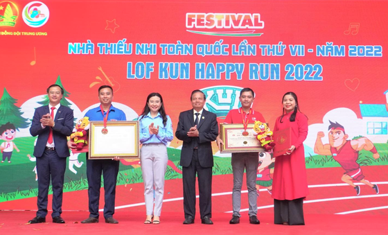 Flash mob performance by 3,000 children sets Vietnamese record ảnh 1