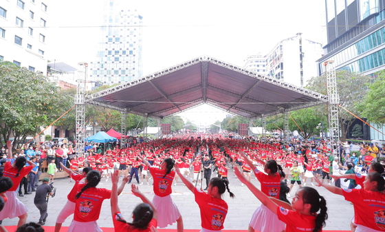 Flash mob performance by 3,000 children sets Vietnamese record ảnh 4