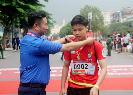 Flash mob performance by 3,000 children sets Vietnamese record ảnh 7