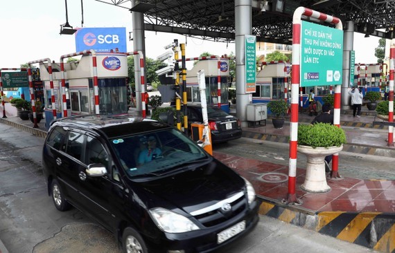 Some errors, incidents still arise in non-stop electronic toll collection ảnh 1