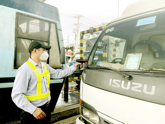 Some errors, incidents still arise in non-stop electronic toll collection ảnh 2