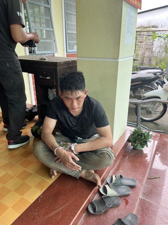 Police raze group of gun-equipped young robbers in HCMC, Mekong Delta ảnh 1