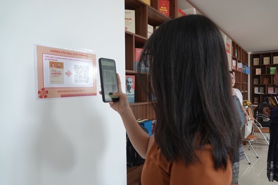 Book exhibition highlights friendly relations between Vietnam and Laos ảnh 2