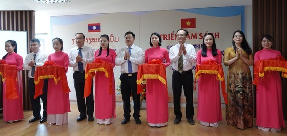 Book exhibition highlights friendly relations between Vietnam and Laos ảnh 3