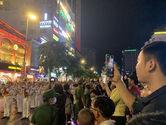 Performance, parade of trumpet contingent held at Nguyen Hue walking street ảnh 1