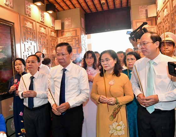 City leaders offer incense to commemorate Presidents Ho Chi Minh, Ton Duc Thang  ảnh 3