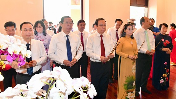 City leaders offer incense to commemorate Presidents Ho Chi Minh, Ton Duc Thang  ảnh 2
