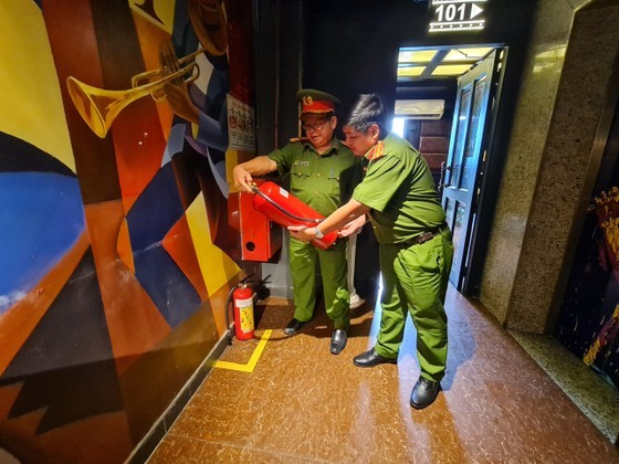 City's police perform fire safety inspections at karaoke bars, clubs  ảnh 1