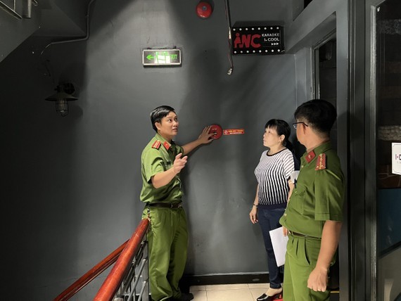 City's police perform fire safety inspections at karaoke bars, clubs  ảnh 2